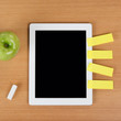 tablet-computer mit post-its in der schule