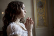 Foto: Portrait of a beautiful young victorian lady in white dress Portrait of a beautiful young victorian lady in white dress