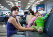 Photo en ligne au meilleur prix mother and  child at airport