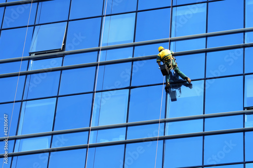 Foto: Washer wash the windows of modern skyscraper Washer wash the windows of modern skyscraper