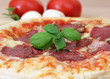 ofenfrische Pizza mit Salami