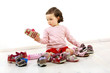 Kleinkind freut sich über ein Paar Schuhe