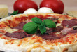 Pizza mit Zutaten