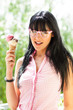 Mädchen mit Brille und Eis