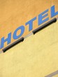 Hotel-Hauswand-gelb