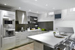 cucina moderna con penisola e parquet