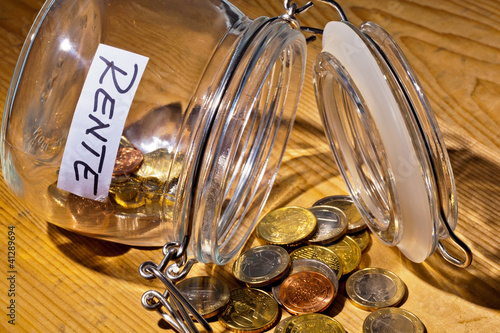 Foto: Glas mit Münzen. Aufschrift Rente / Pension Glas mit Münzen. Aufschrift Rente / Pension