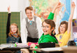 Schulkinder und Lehrer lernen an der Schule
