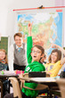 Schulkinder und Lehrer lernen an der Schule