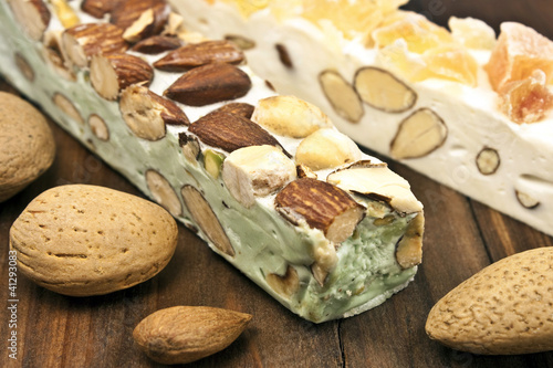 Photo: Pistazien-Nougat und weißer Nougat mit kandierten Früchten Pistazien-Nougat und weißer Nougat mit kandierten Früchten