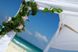 Gazebo con composizione floreale