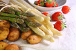 Weißer und grüner Spargel, Frühkartoffeln und Erdbeeren
