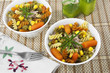 Ensalada de pasta espiral tricolor con verduras.