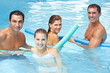 Freunde mit Schwimmnudeln im Pool Freunde mit Schwimmnudeln im Pool