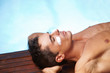 Mann mit Sonnencreme sonnt sich