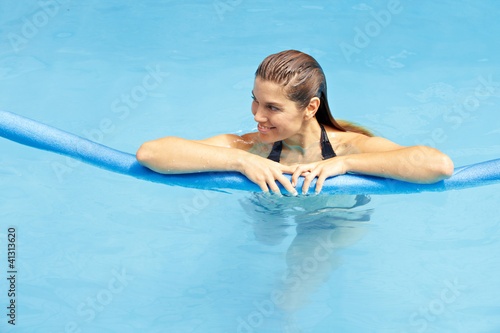 Foto: Frau mit Schwimmnudel im Wasser Frau mit Schwimmnudel im Wasser