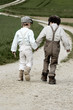 Zwei Jungen auf dem Weg