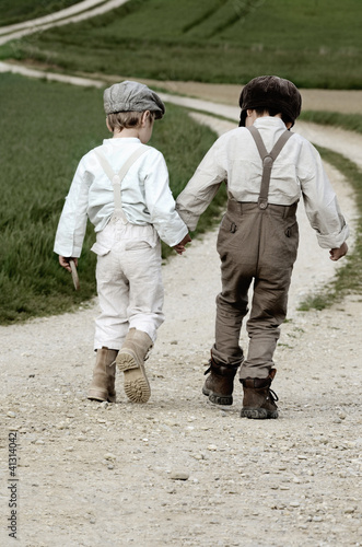 Photo: Zwei Jungen auf dem Weg Zwei Jungen auf dem Weg