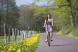 Foto: junges Mädchen fährt Rad junges Mädchen fährt Rad