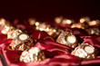 Foto: Wrapped in golden foil chocolate candies Wrapped in golden foil chocolate candies