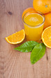 vaso con zumo de naranja, naranjas y hojas verdes vaso con zumo de naranja, naranjas y hojas verdes
