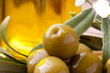 aceitunas verdes con aceite y hojas aceitunas verdes con aceite y hojas