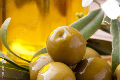 Photo: aceitunas verdes con aceite y hojas aceitunas verdes con aceite y hojas