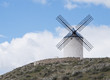 molinos de viento en consuegra,toledo,españa.