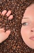 femme avec grain de café femme avec grain de café
