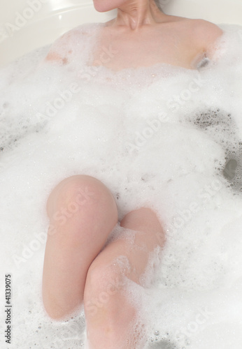 Foto: 泡風呂に浸かる女性 泡風呂に浸かる女性