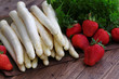Frischer Spargel und Erdbeeren