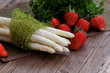 Spargel und Erdbeeren