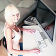 junge Frau online am Schreibtisch