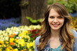 Foto: spring: young woman and flowers spring: young woman and flowers