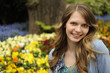 Foto: spring: young woman and flowers spring: young woman and flowers