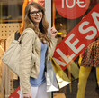 Foto: Sale: Young woman shopping Sale: Young woman shopping