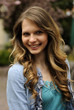 Foto: portrait of a young woman outdoors portrait of a young woman outdoors