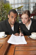Signer le contrat au restaurant