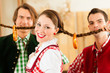 Leute in Bayerischer Tracht in Wirtschaft oder Restaurant