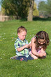 Kinder auf der Blumenwiese