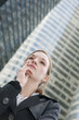 Jeune femme en pleine réflexion