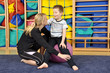 Physiotherapie mit kleinem Jungen