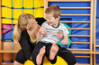 Physiotherapie mit kleinem Jungen