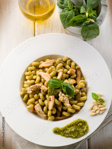 Foto: pasta with pesto sauce and chicken breast, healthy food pasta with pesto sauce and chicken breast, healthy food