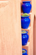 mur ocre, pots bleus, décoration mauresque