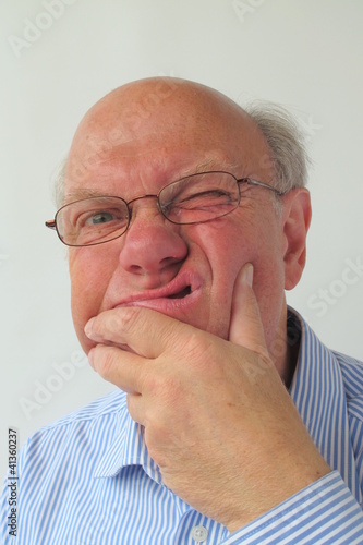 Foto: Rentner mit Hand am Kinn Rentner mit Hand am Kinn