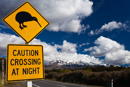 Foto: Kiwi Crossing road sign and volcano Ruapehu, NZ Kiwi Crossing road sign and volcano Ruapehu, NZ