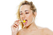 Junge Frau mit gelbem Lollipop