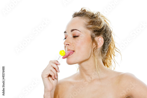Photo: Junge Frau mit gelbem Lollipop Junge Frau mit gelbem Lollipop