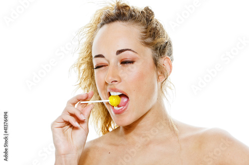 Photo: Junge Frau mit gelbem Lollipop Junge Frau mit gelbem Lollipop